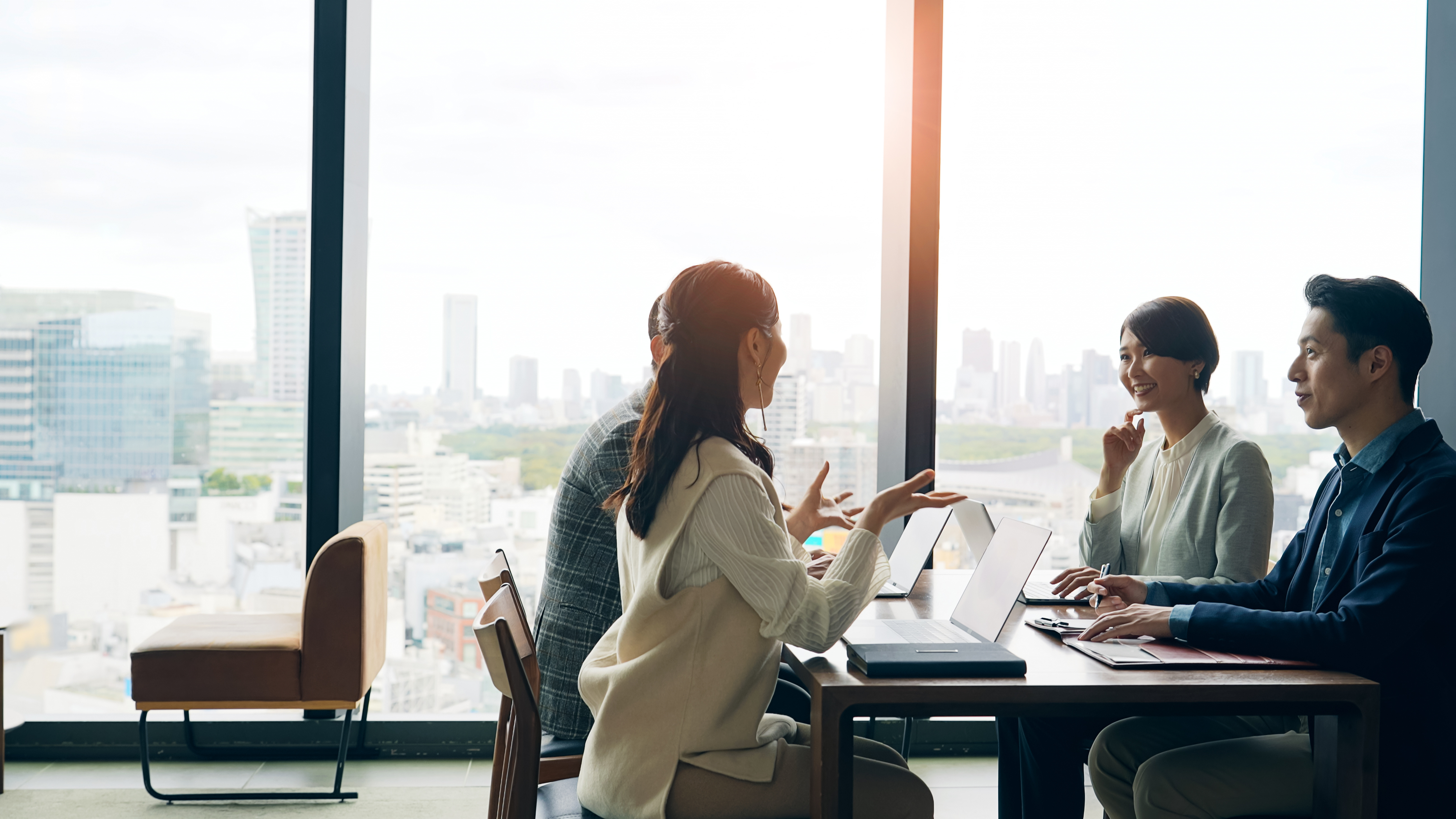 日本人チームがAIを活用しながら業務を進めるイメージ